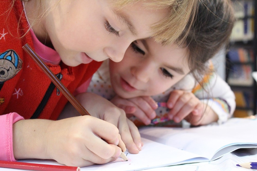 young-children-drawing