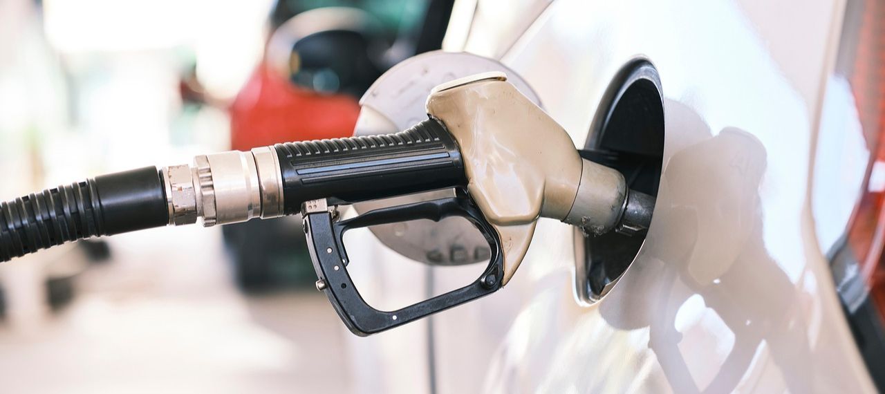 pumping petrol - Image by Engin Akyurt from Pixabay