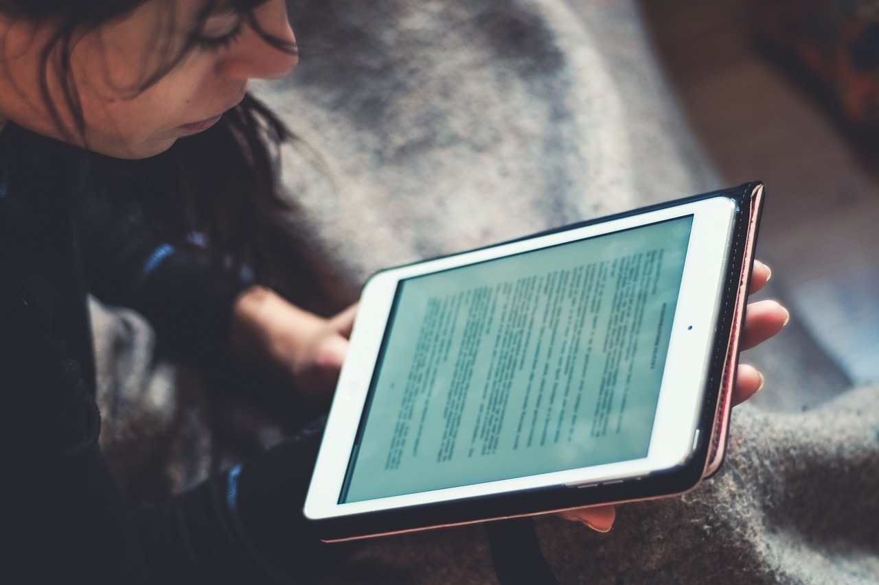 girl reading online